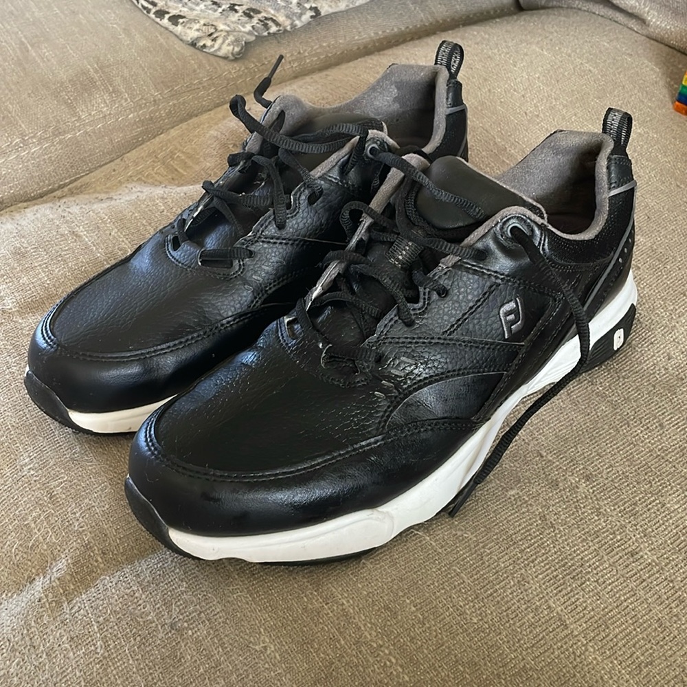 Men’s Size 11 Footjoy Golf Shoes - like new, only wore once.
